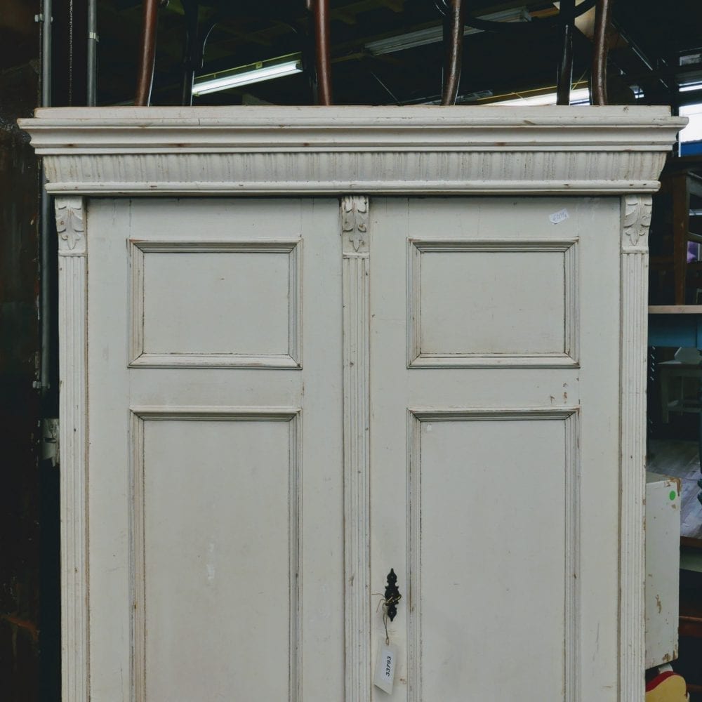 Brocante witte linnenkast