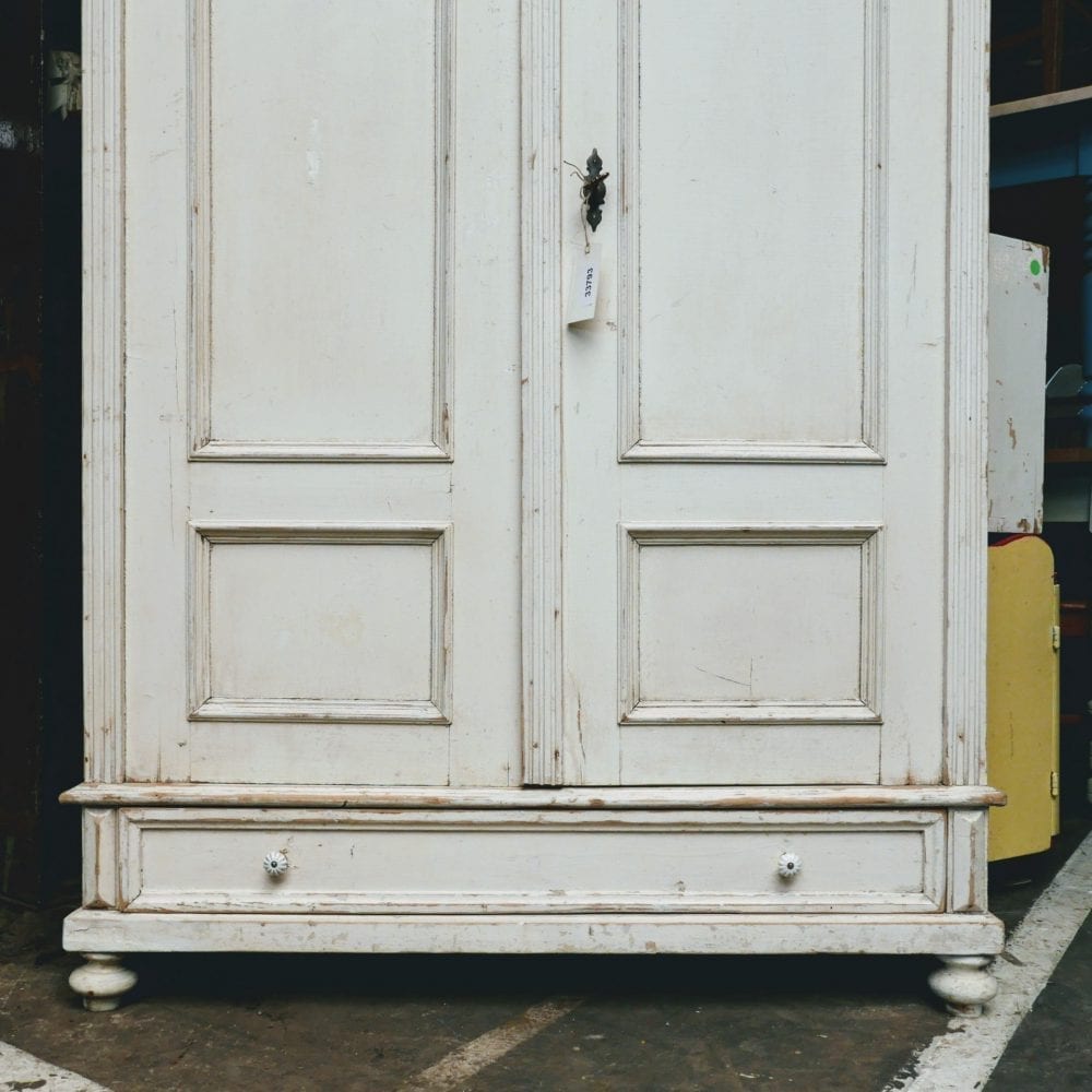 Brocante witte linnenkast