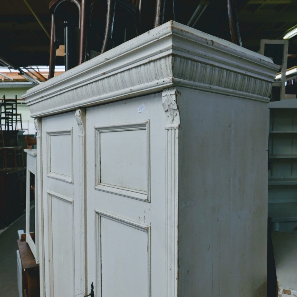 Brocante witte linnenkast