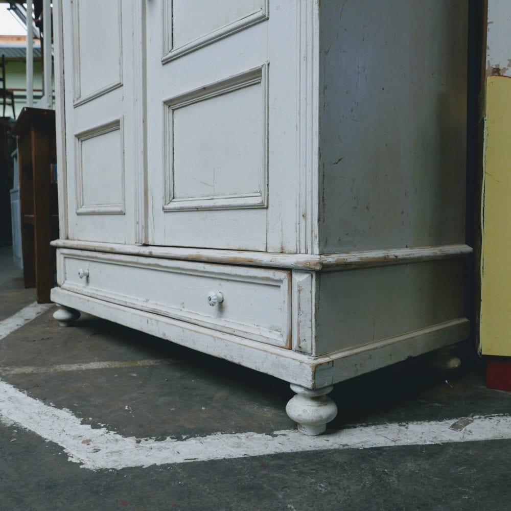 Brocante witte linnenkast