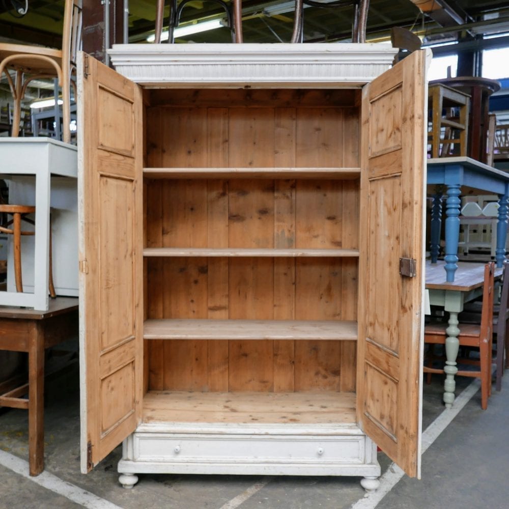 Brocante witte linnenkast