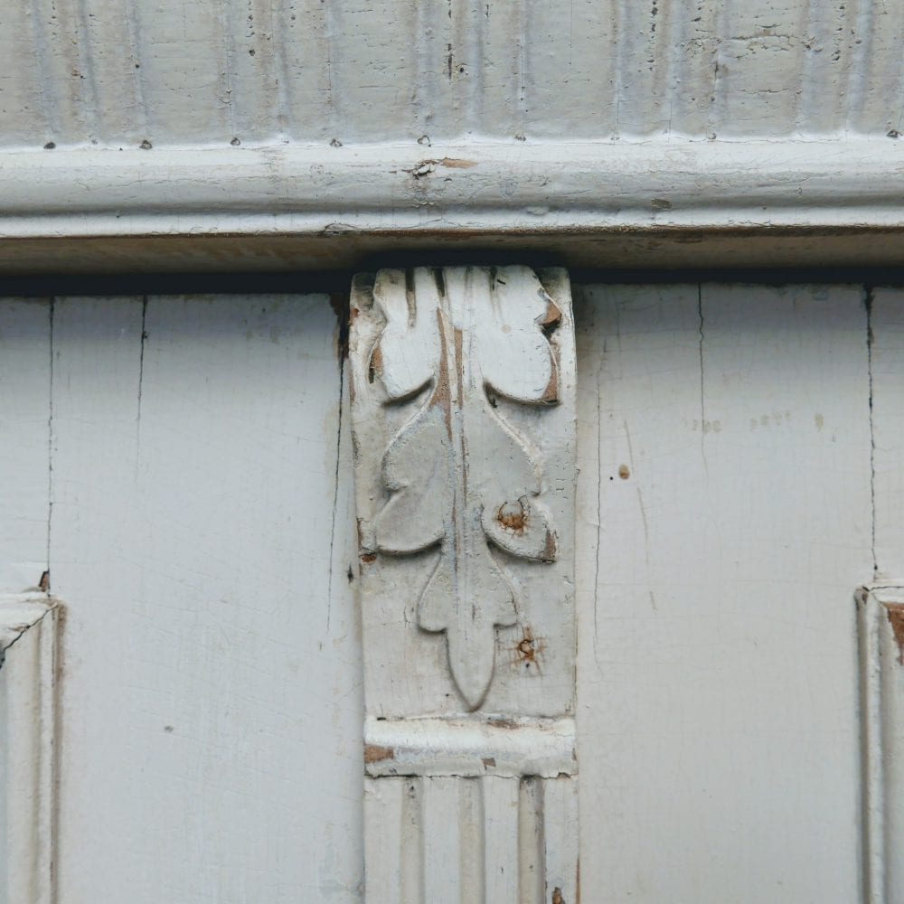 Brocante witte linnenkast