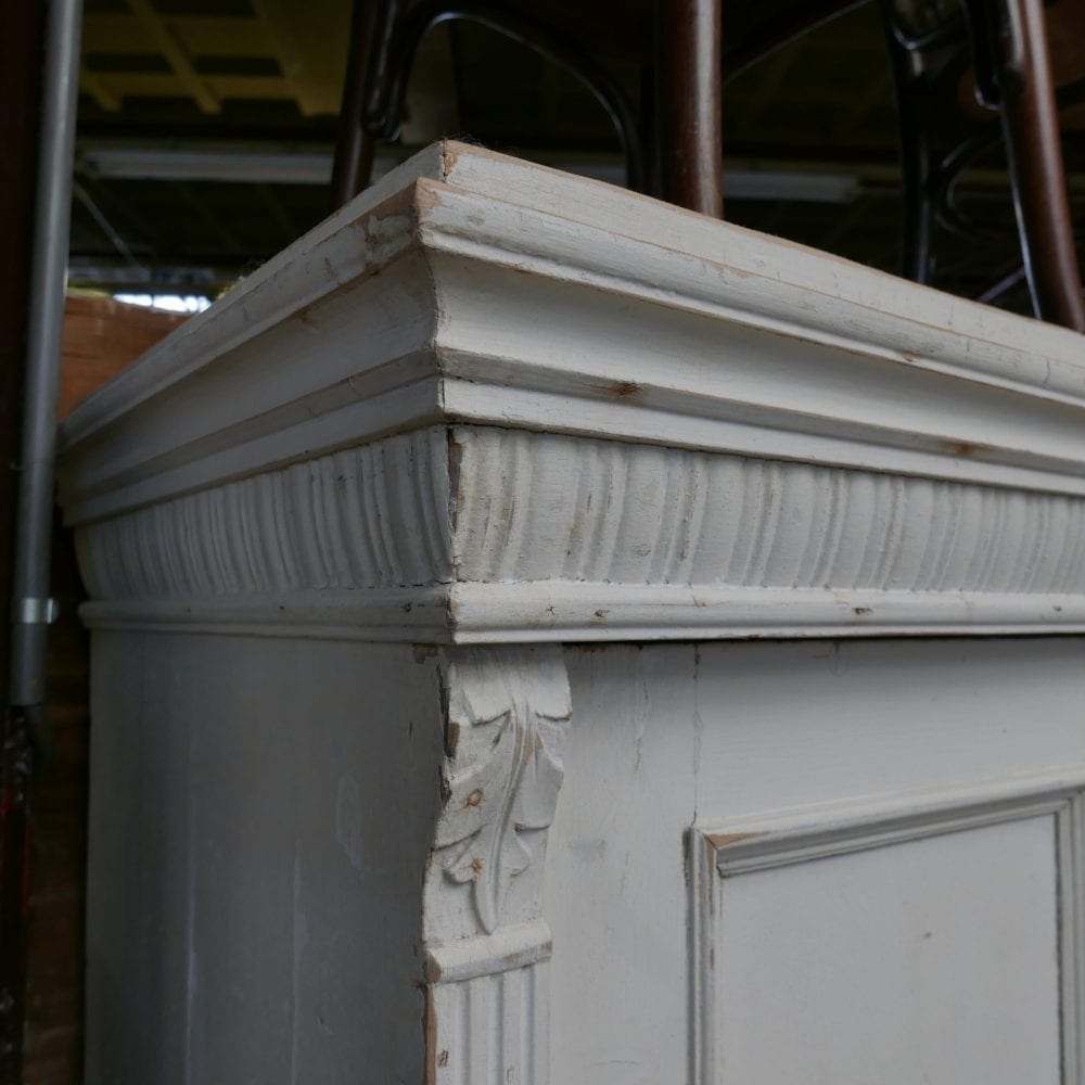 Brocante witte linnenkast