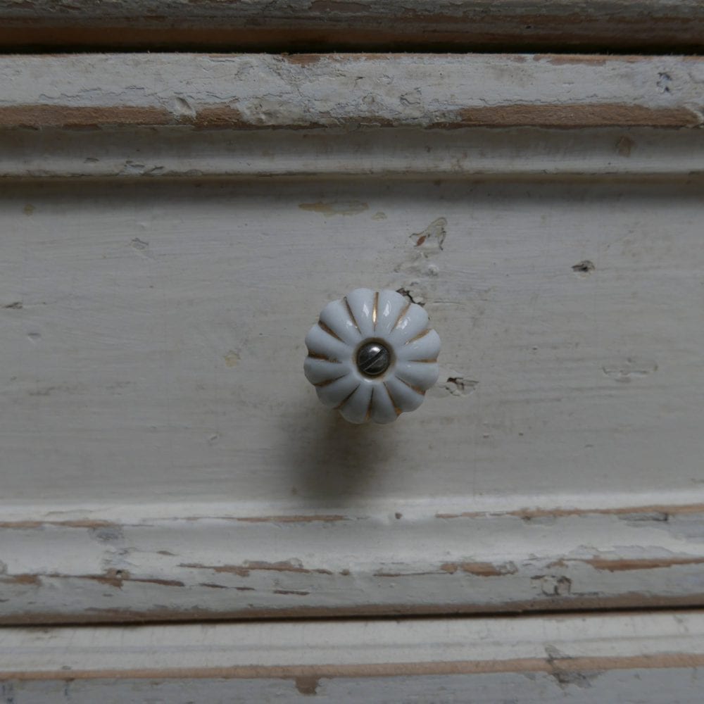 Brocante witte linnenkast