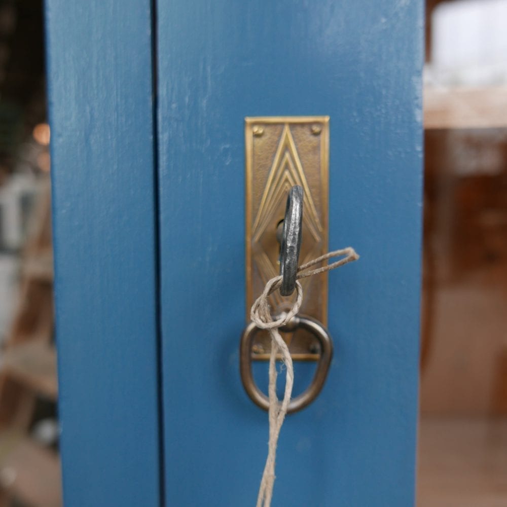 Blauwe vitrinekast