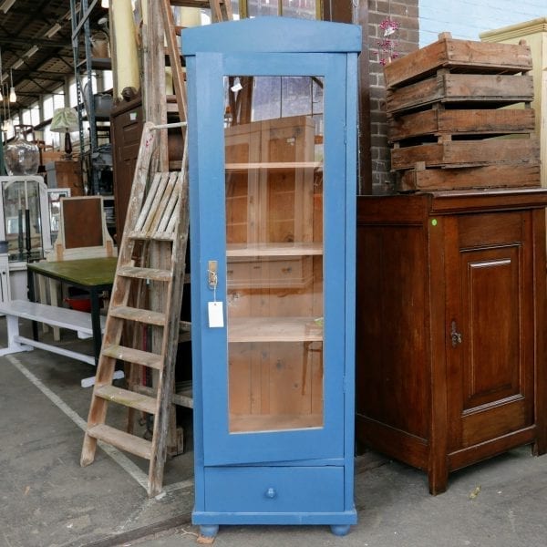Blauwe vitrinekast