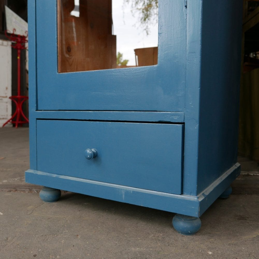 Blauwe vitrinekast