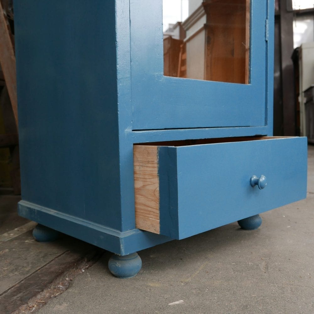 Blauwe vitrinekast