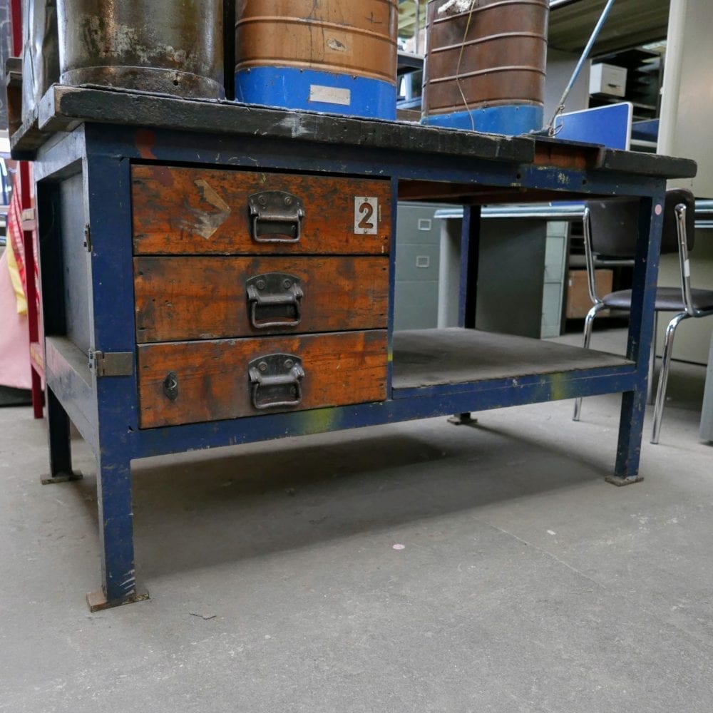 Blauwe houten werkbank