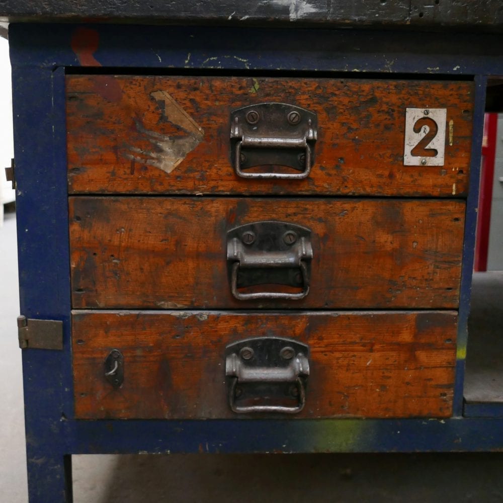 Blauwe houten werkbank