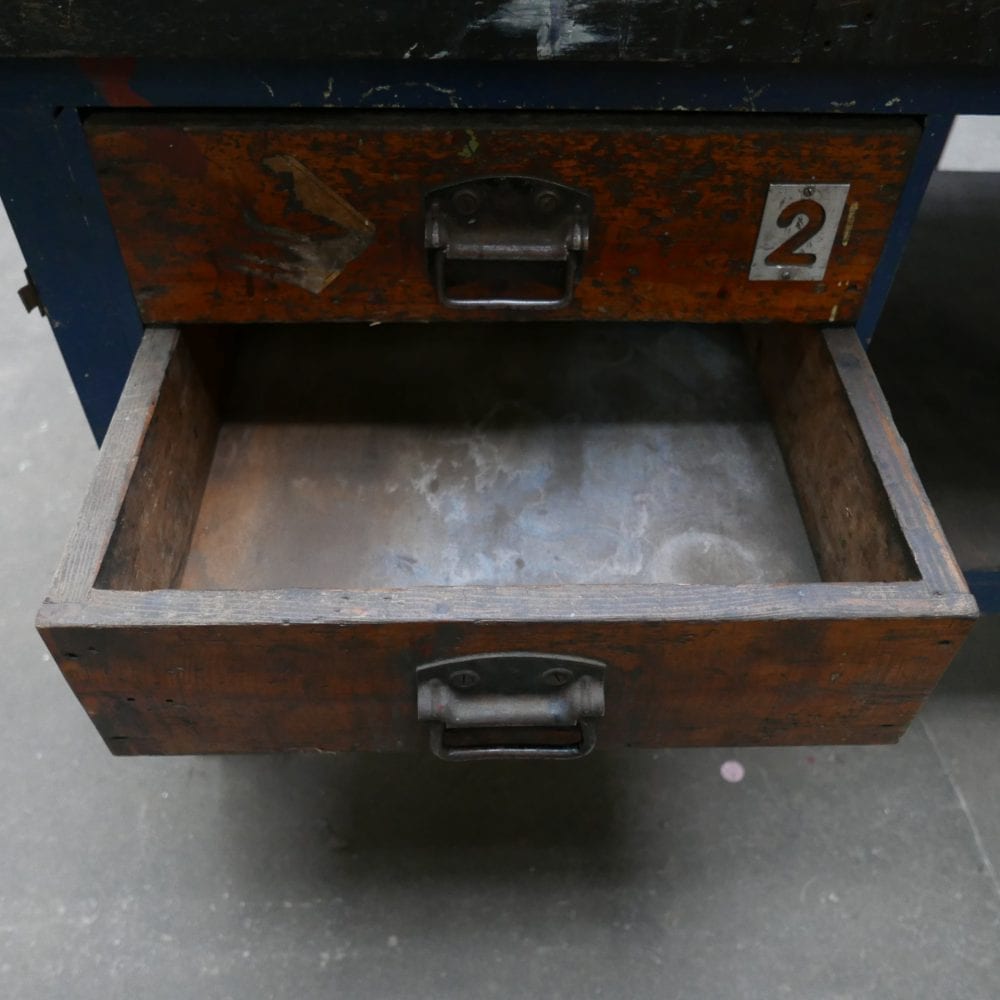 Blauwe houten werkbank