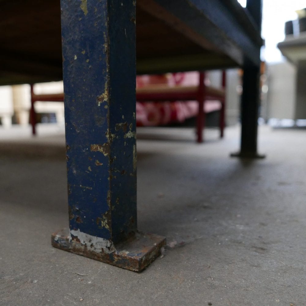 Blauwe houten werkbank