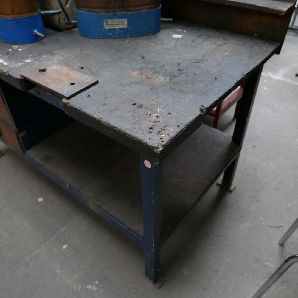 Blauwe houten werkbank
