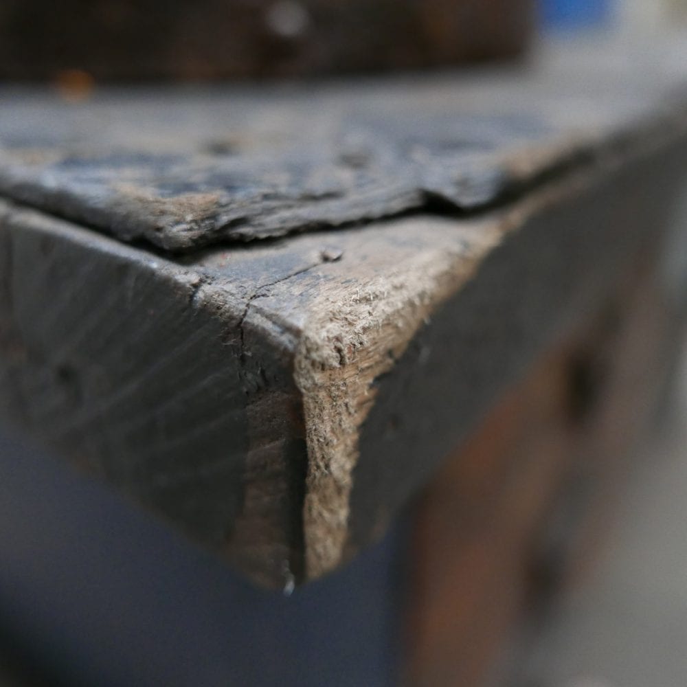 Blauwe houten werkbank