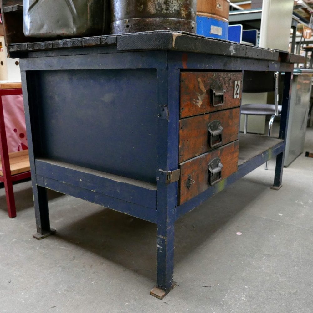 Blauwe houten werkbank