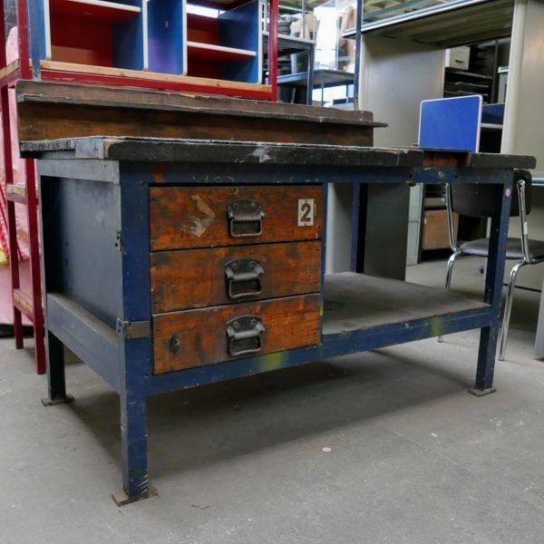 Blauwe houten werkbank