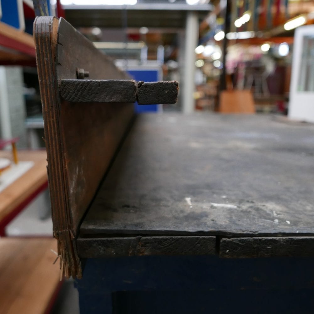Blauwe houten werkbank