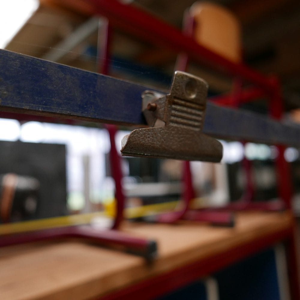 Blauwe houten werkbank