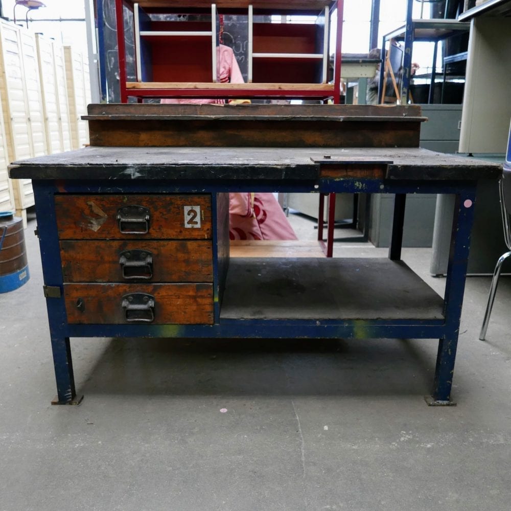 Blauwe houten werkbank