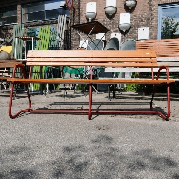 Oranje tuinbank met latjes