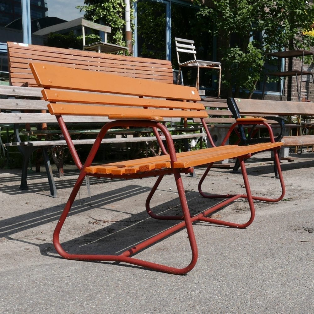 Oranje tuinbank met latjes