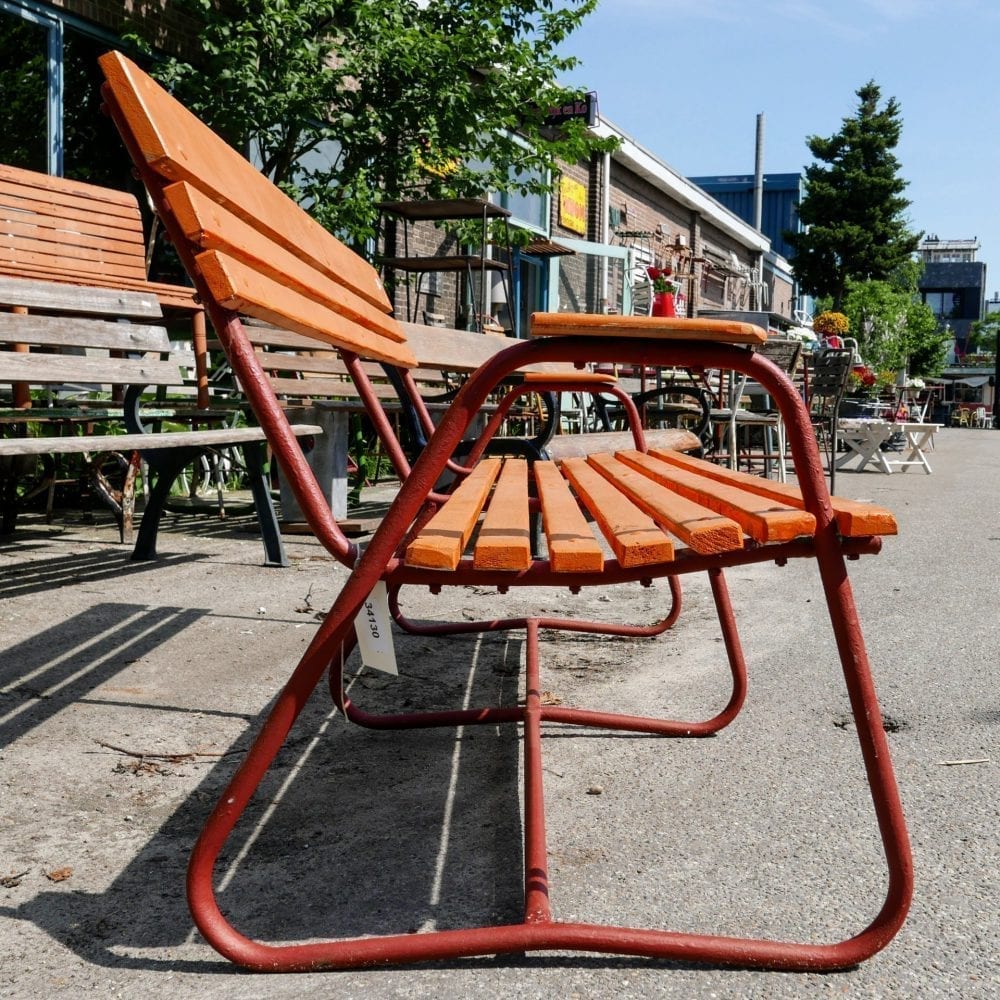 Oranje tuinbank met latjes