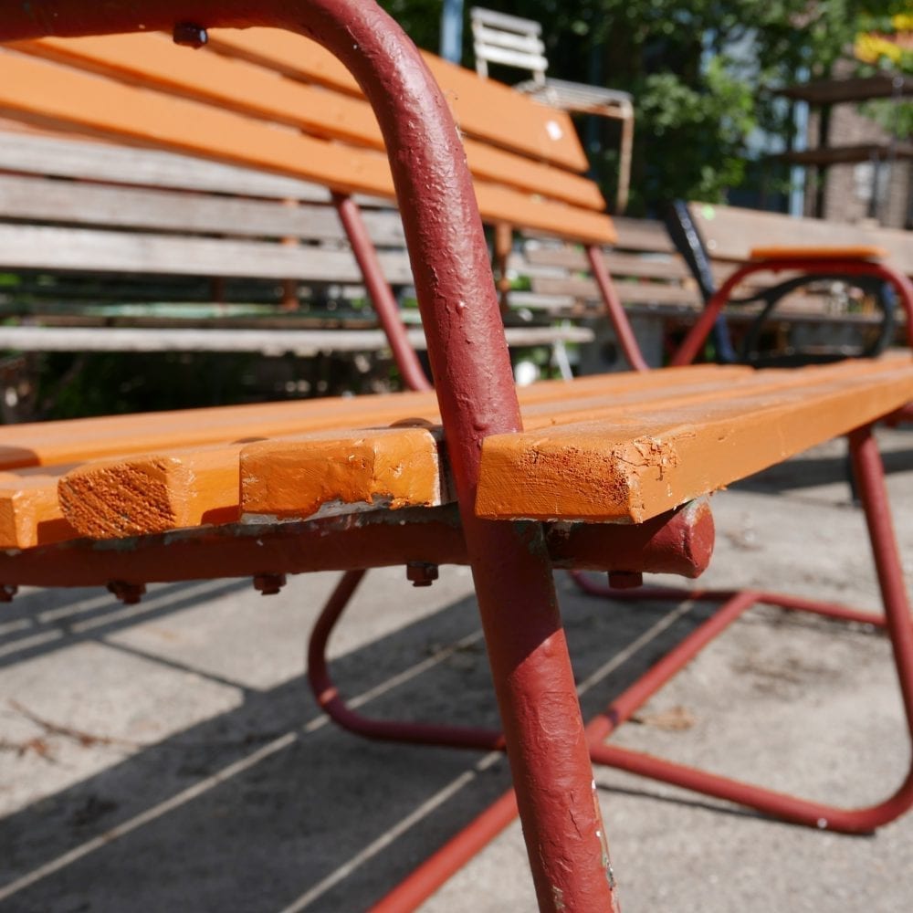 Oranje tuinbank met latjes