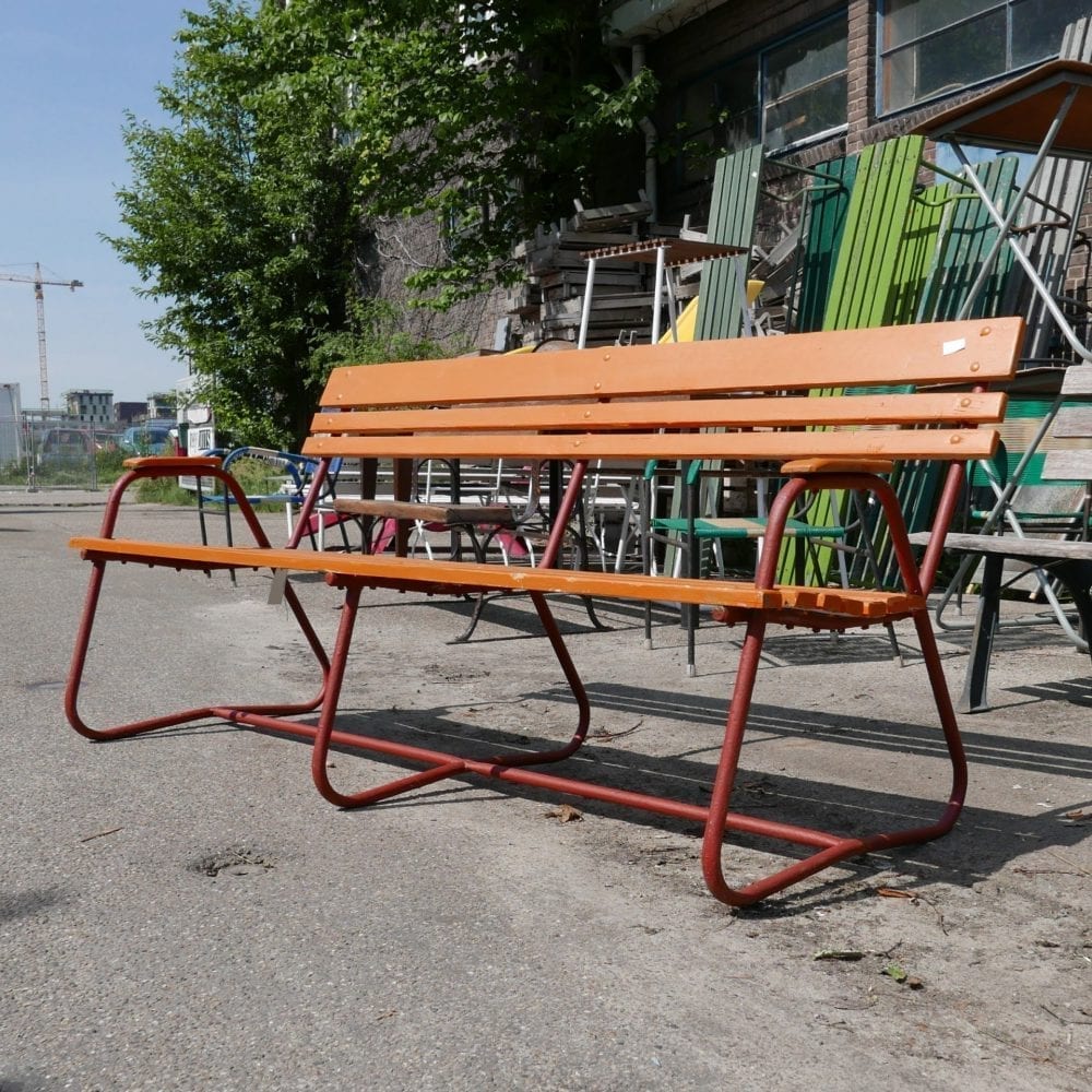 Oranje tuinbank met latjes