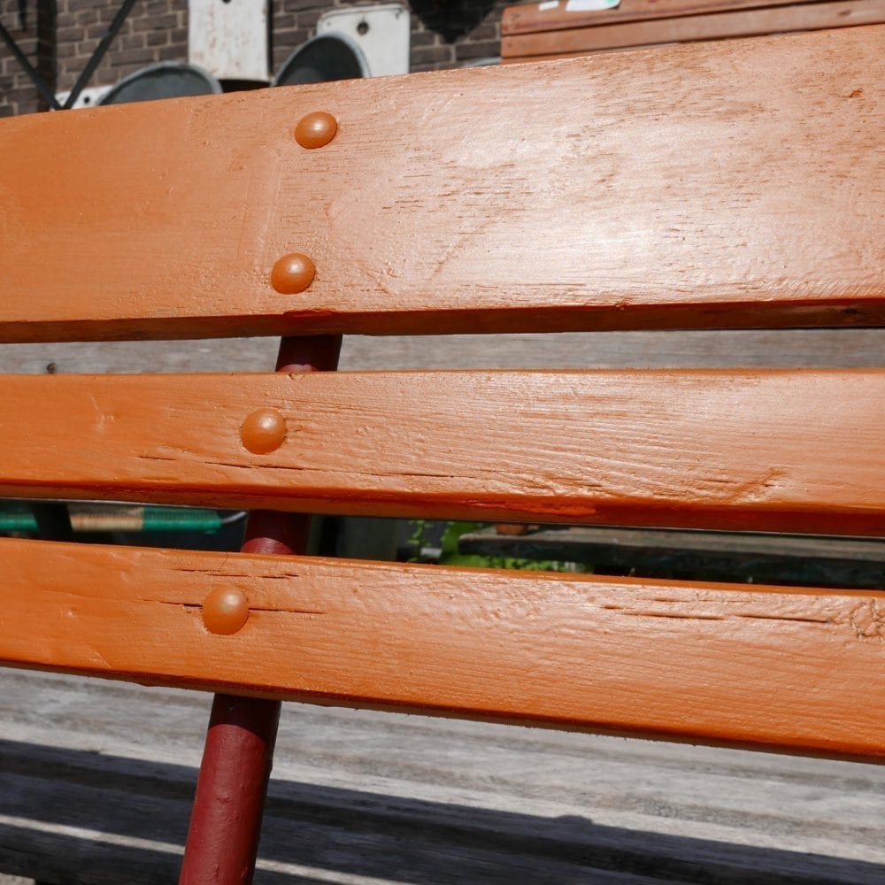 Oranje tuinbank met latjes