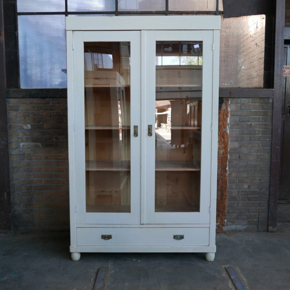 witte vitrinekast