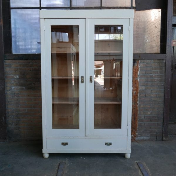 witte vitrinekast