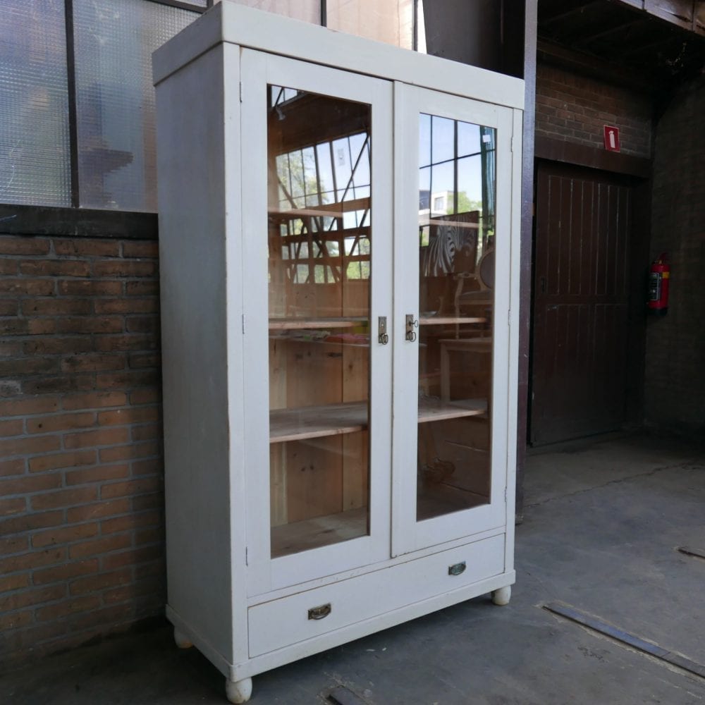 witte vitrinekast