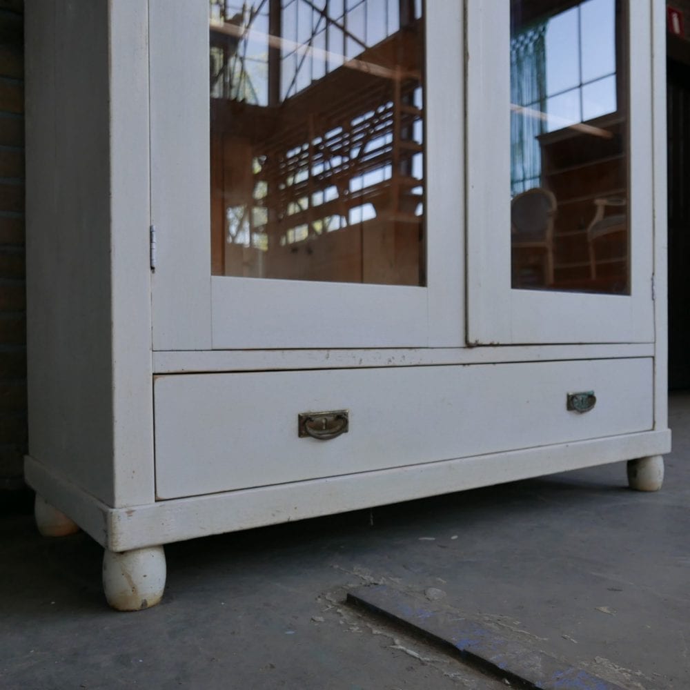 witte vitrinekast