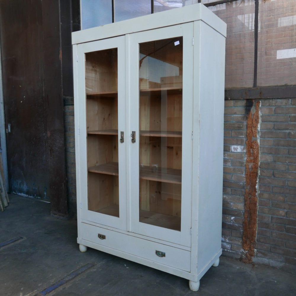 witte vitrinekast