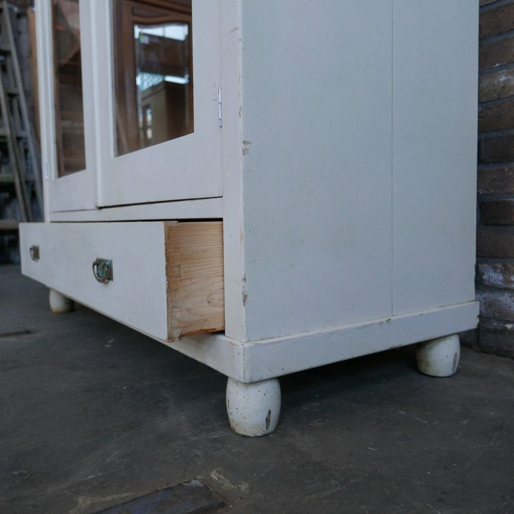 witte vitrinekast