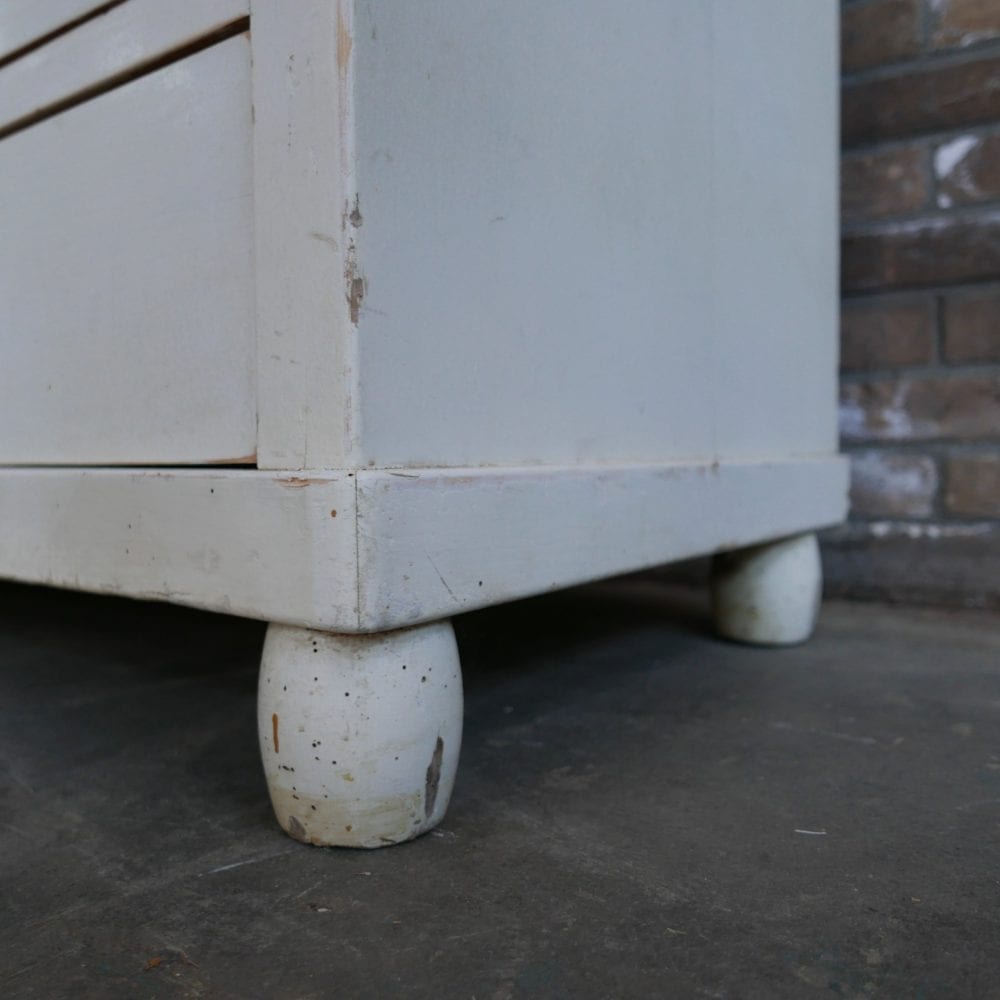 witte vitrinekast