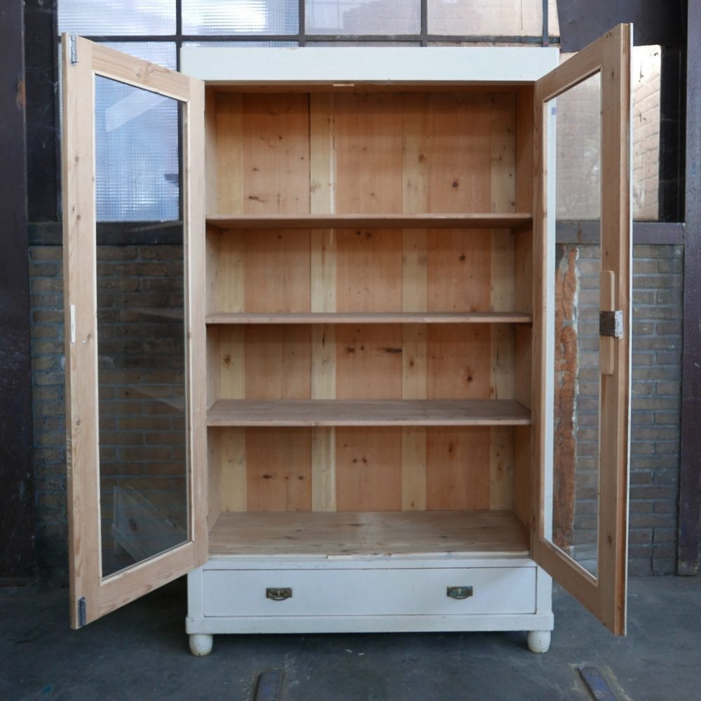 witte vitrinekast