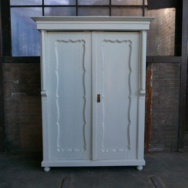 witte linnenkast