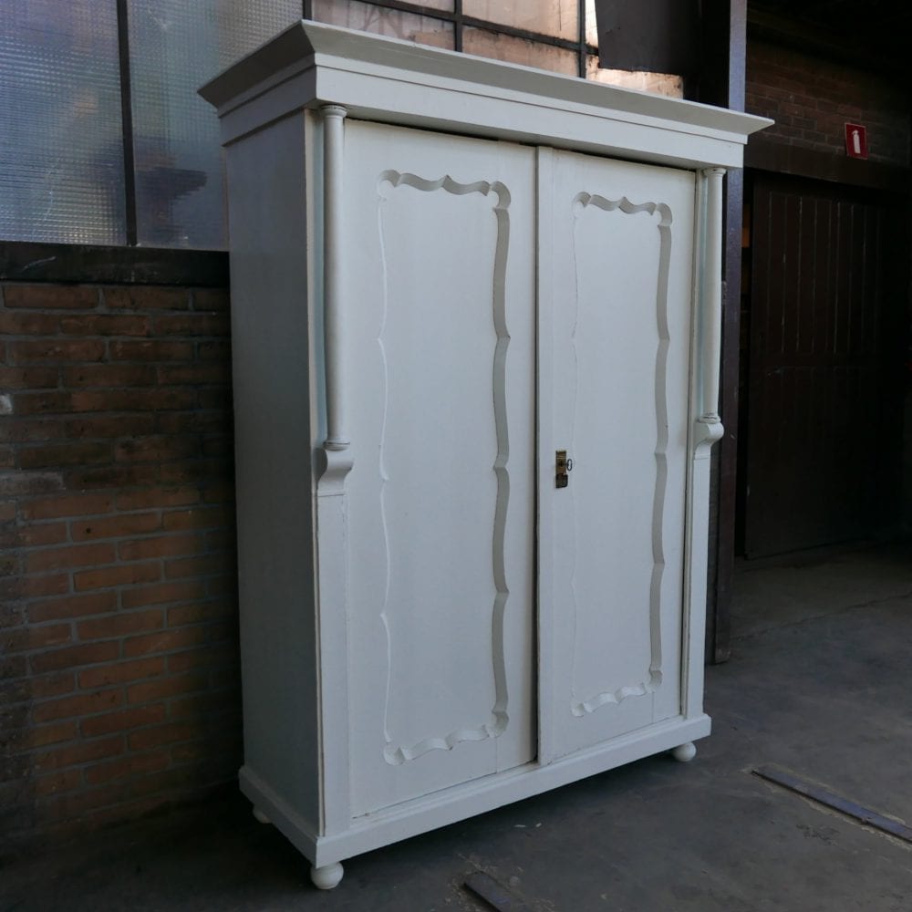 witte linnenkast