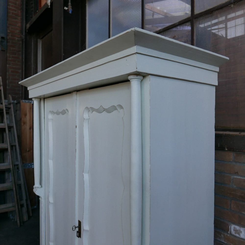 witte linnenkast