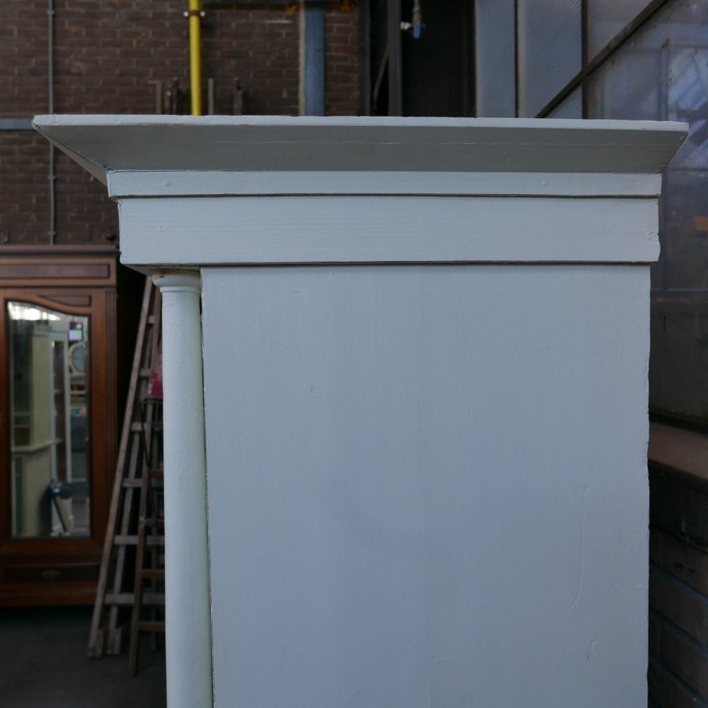 witte linnenkast