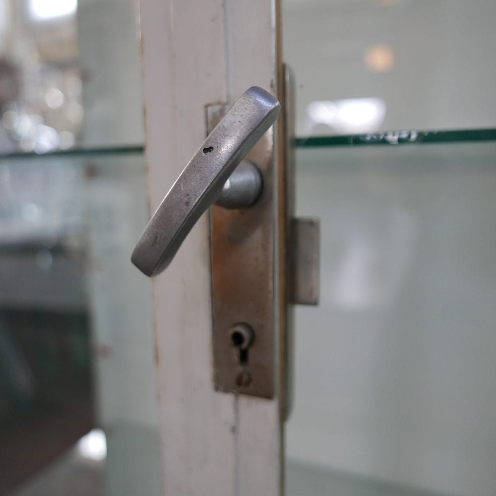 Metalen dokterskast vitrine