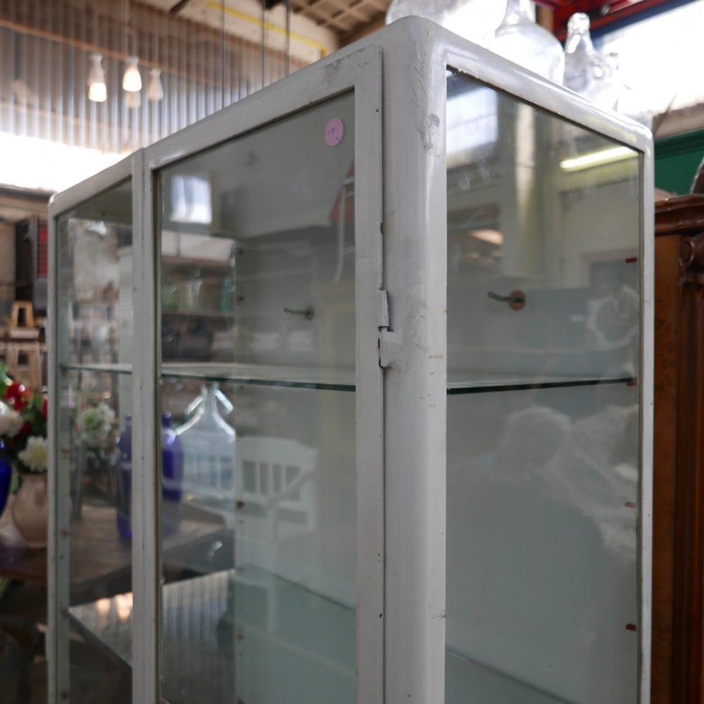 Metalen dokterskast vitrine