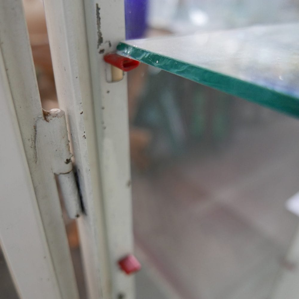 Metalen dokterskast vitrine