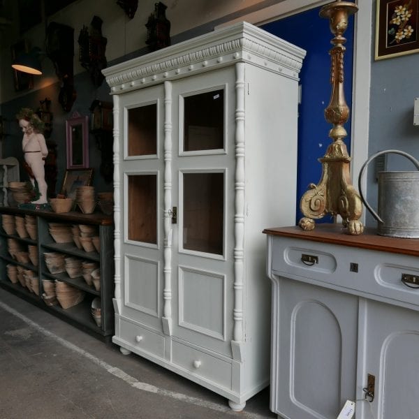 Witte houten vitrinekast