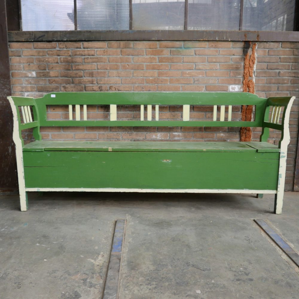 Groene houten klepbank