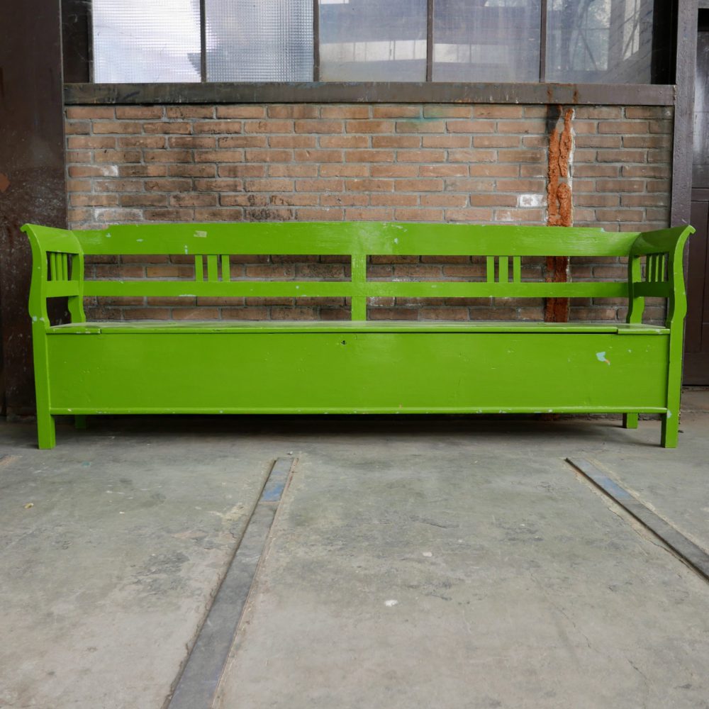 Groene houten klepbank