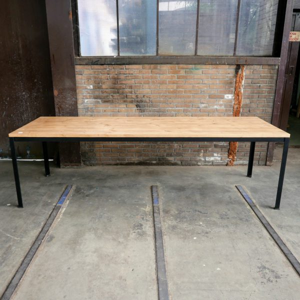 Industriële metalen tafel