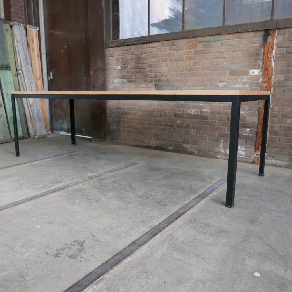 Industriële metalen tafel