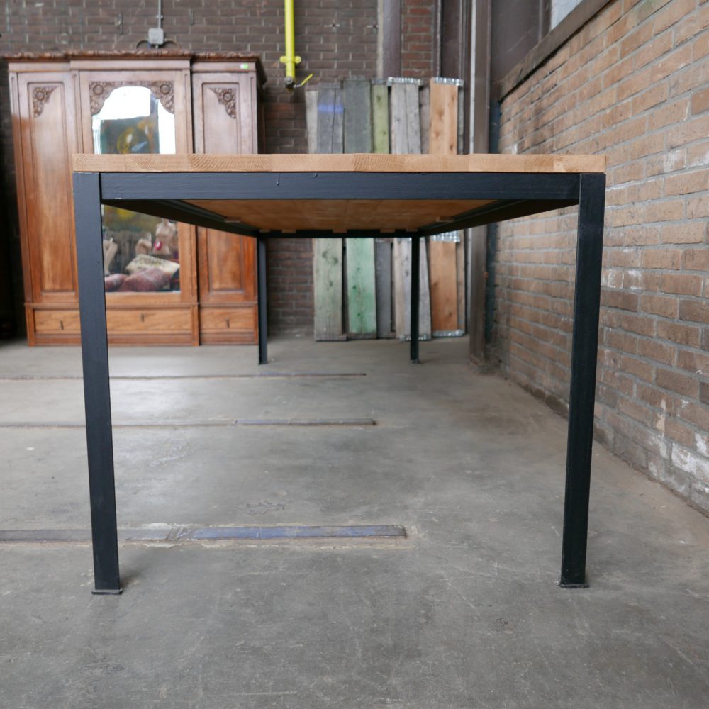 Industriële metalen tafel